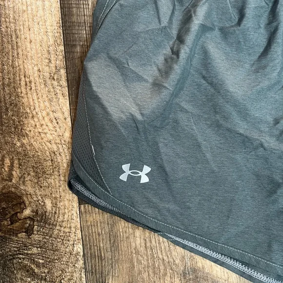 Women’s • Under Armour • Medium - Picture 2 of 6